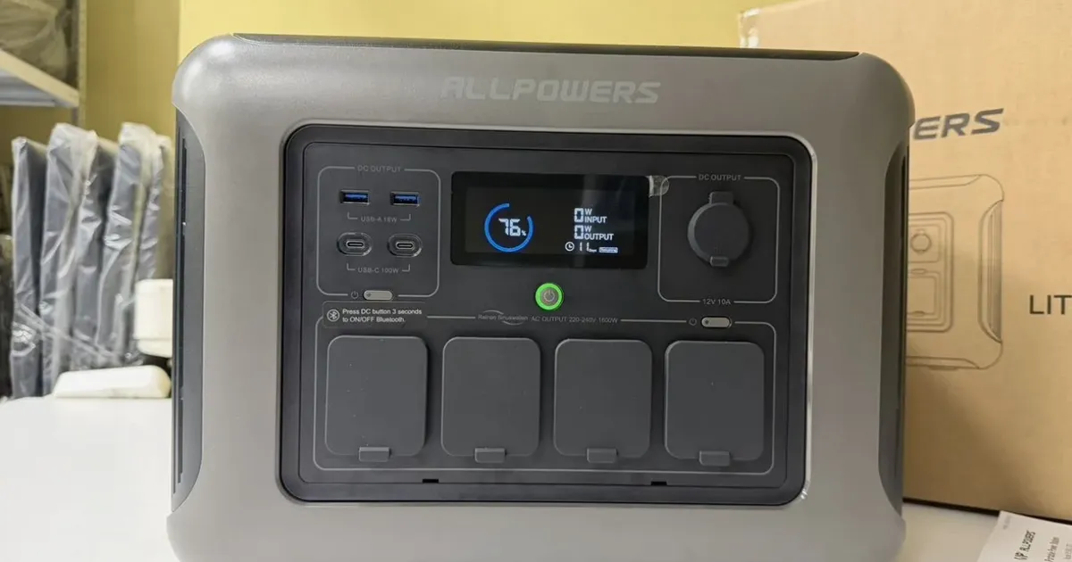 AllPowers R1500 Lite — передняя панель: экран, USB, розетки под крышками