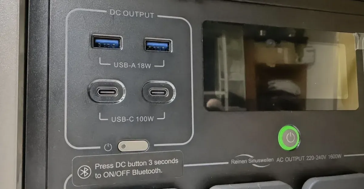 AllPowers R1500 Lite — четыре розетки с открытыми крышками