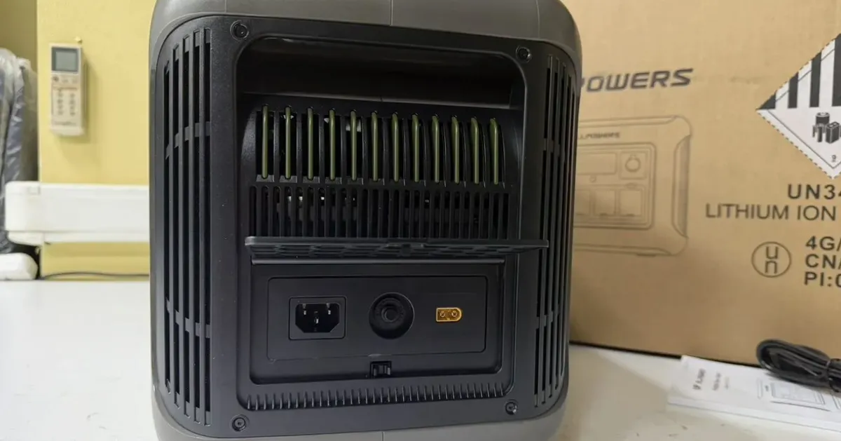 AllPowers R1500 Lite — USB-выходы крупно