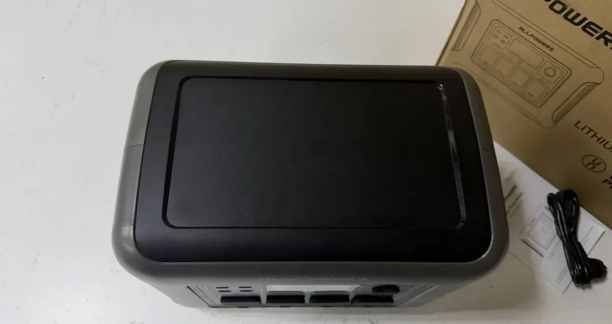 AllPowers R1500 Lite — сзади: входы для зарядки